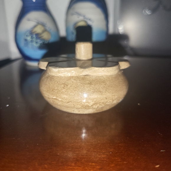 Stone carved flower shaped tiny box - Picture 3 of 4